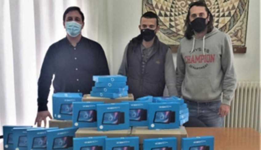 Η Ομάδα Αιγαίου παρέδωσε tablets σε παιδιά στα ακριτικά νησιά