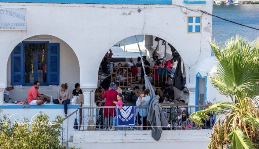 Σύμη: Μετανάστες στριμώχνονται σε αστυνομικό τμήμα και λιμεναρχείο