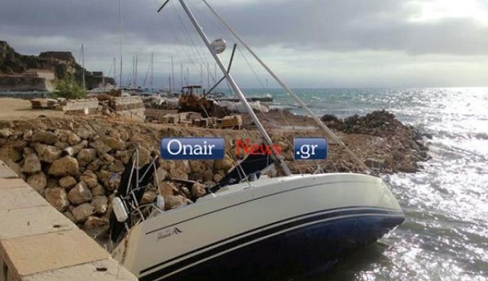 Κέρκυρα: Οι θυελλώδεις άνεμοι διέλυσαν θαλαμηγούς και ιστιοφόρα (ΦΩΤΟ)