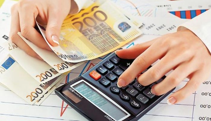 Απίστευτο! Για κάθε 10 ευρώ που βγάζει ένας οικονομολόγος, τα 7 πάνε σε φόρους - εισφορές (παραδείγματα)