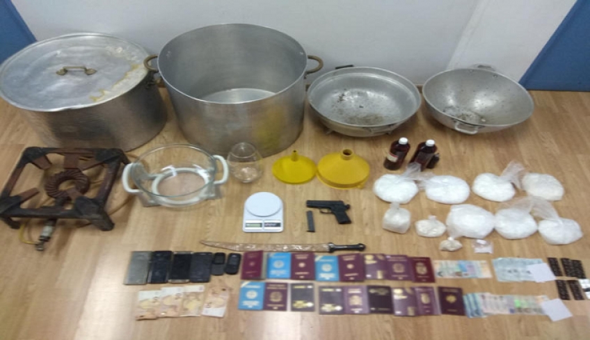 Με το μωρό της στο... άντρο της "κόκας των φτωχών"! Έτσι βρήκε η ΕΛΑΣ το πρώτο εργαστήριο του ολέθριου ναρκωτικού στην Ελλάδα