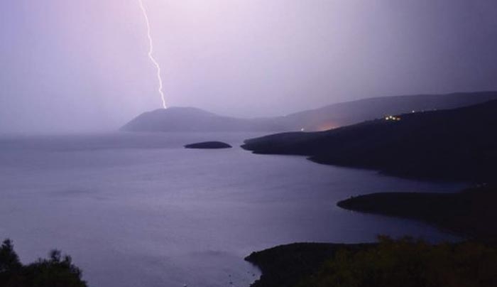 Εικόνες που κόβουν την ανάσα: Η στιγμή που ηλεκτρική καταιγίδα «χτυπά» τη Σάμο (φωτό-βίντεο)