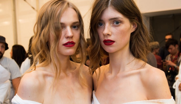 Step by Step: Η make up artist του οίκου Burberry μας δείχνει πως θα κάνουμε το ανοιξιάτικο μακιγιάζ του brand! (Video)