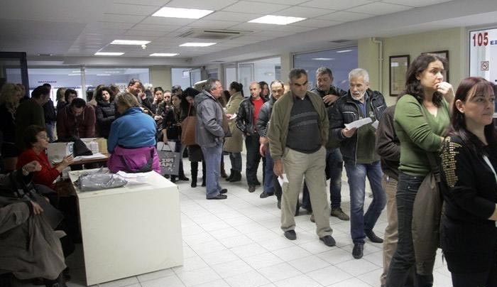 Οι μισοί Έλληνες χρωστούν στην εφορία κι έρχονται κι άλλοι φόροι