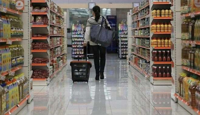 ΙΕΛΚΑ: Η ακρίβεια «ροκανίζει» τους μισθούς – Ποια προϊόντα ακριβαίνουν και ποια φθηναίνουν