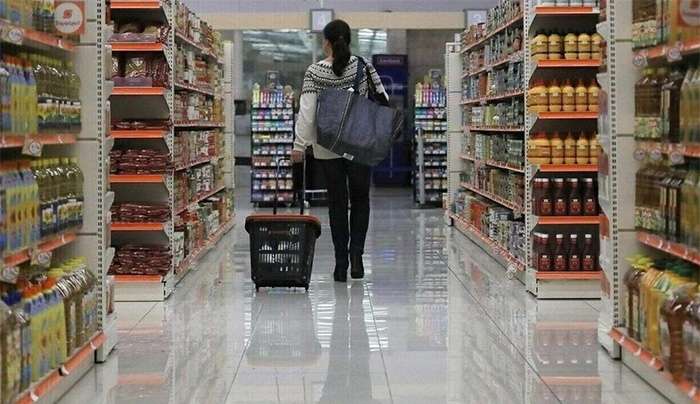 ΙΕΛΚΑ: Η ακρίβεια «ροκανίζει» τους μισθούς – Ποια προϊόντα ακριβαίνουν και ποια φθηναίνουν