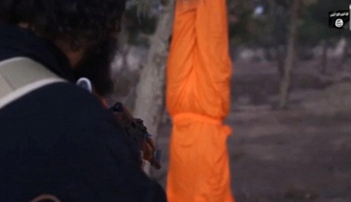 ΦΡΙΚΗ:Τζιχαντιστές κρέμασαν "προδότη" ανάποδα και τον εκτέλεσαν