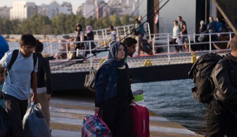 100 χθες, 500 σήμερα -Μεταφέρουν πρόσφυγες από τη Μόρια στην ηπειρωτική Ελλάδα