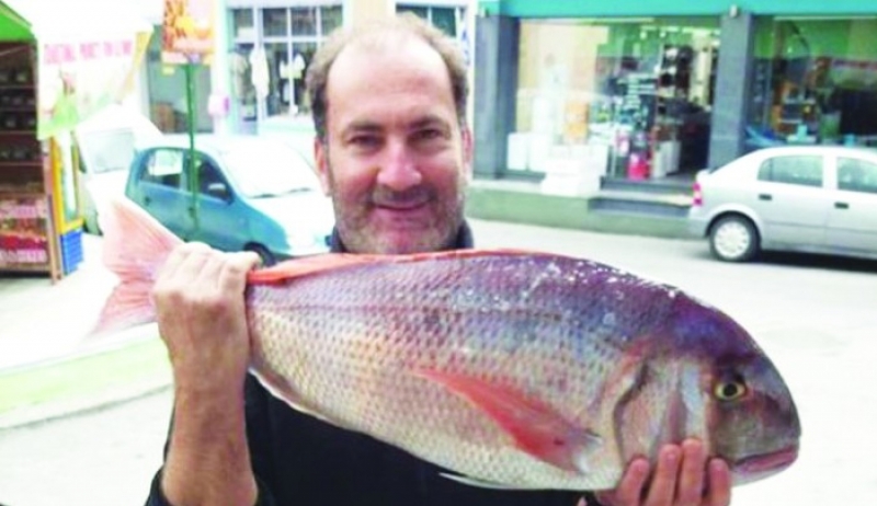 Ένα μεγάλο φαγκρί 7,7 κιλά στο αγκίστρι Καλύμνιου ψαρά