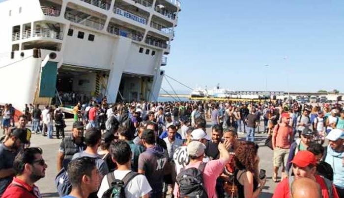 Σχεδόν 4.000 πρόσφυγες έφτασαν τις τελευταίες ώρες στο λιμάνι του Πειραιά