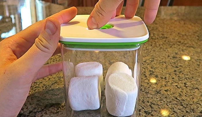 Δείτε τι συμβαίνει όταν βάλεις marshmallows σε ένα δοχείο κενού αέρος… (Βίντεο)
