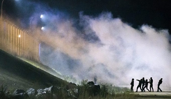 "Μάχες" στο Καλαί ανάμεσα σε πρόσφυγες και αστυνομικούς