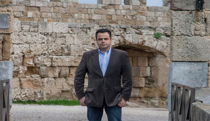 Ν. Σαντορινιός: «Εμείς είμαστε με τους εργαζόμενους, εσείς με τους διαπλεκόμενους» (Video)