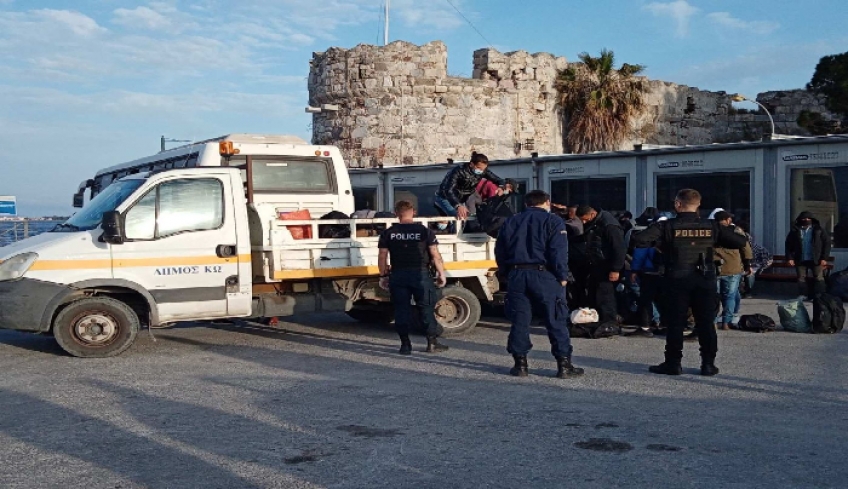 Αναχώρησαν Τετάρτη βράδυ για τον Πειραιά η πλειοψηφία των μεταναστών που έφθασαν χθες από την Ρόδο στην Κω