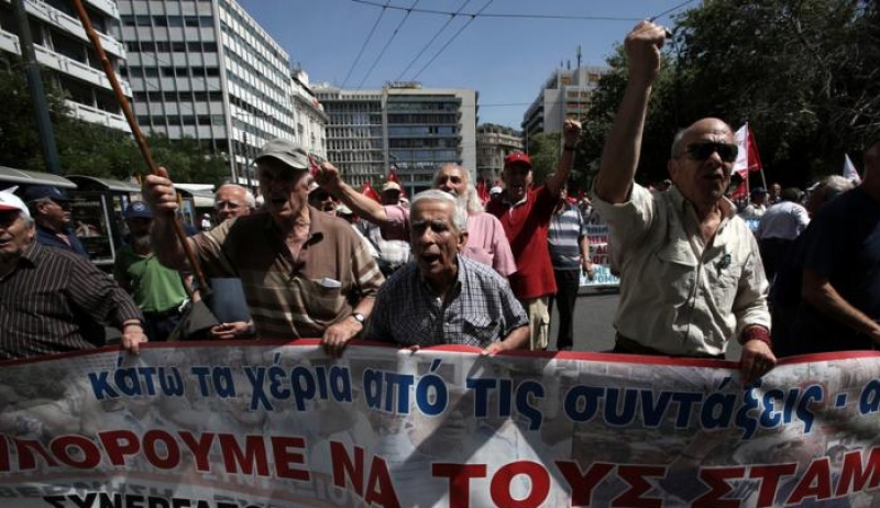 Συντάξεις: Τί αποκαλύπτουν τα έγγραφα του ΕΦΚΑ για τα αλλεπάλληλα ψαλίδια στους συνταξιούχους