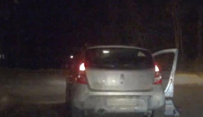 Βίντεο-σοκ: Μωρό πέφτει στο δρόμο από αυτοκίνητο εν κινήσει!