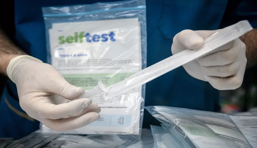 Με ελικόπτερο του ΓΕΕΘΑ άμεσα 6.000 τεμάχια self test στη Ρόδο από τη Σάμο