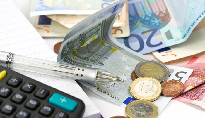 Στους τραπεζικούς λογαριασμούς η επιστροφή φόρου από σήμερα