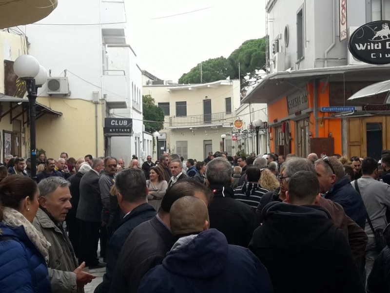 ΦΩΤΟ &amp; ΒΙΝΤΕΟ Η Κως βροντοφωνάζει ΟΧΙ στην κατάργηση των μειωμένων συντελετών ΦΠΑ (Παγκωακή συγκέντρωση έξω από τη ΔΟΥ- Γενική Απεργία)