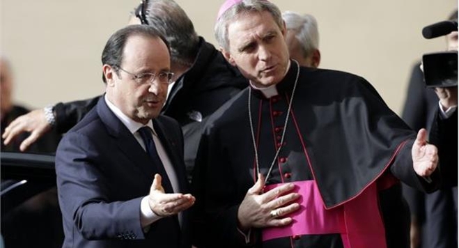 O γάλλος πρόεδρος Φρανσουά Ολάντ (αριστερά) γίνεται δεκτός στο Βατικανό το πρωί της Παρασκευής.