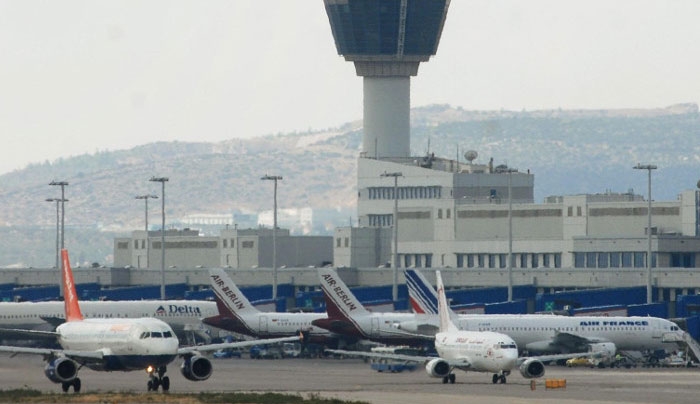 Απογειώθηκε… η κίνηση στα αεροδρόμια: Μειώθηκε κατά 22 ευρώ η μέση δαπάνη ανά ταξίδι