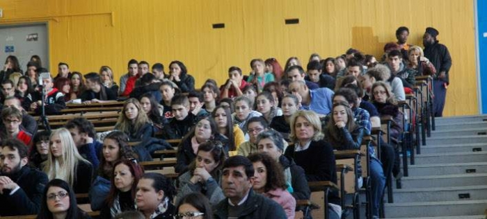 Πολιτική θύελλα για την εργασία-καρμπόν των 106 φοιτητών