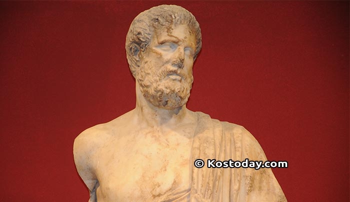 Η θέση ενός αγάλματος στο ανακαινισμένο Αρχαιολογικό μουσείο της Κω