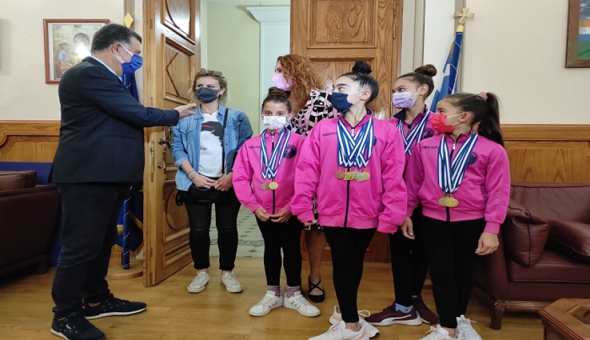 Ο δήμαρχος Κω Θεοδόσης Νικηταράς, συνεχάρη τα κορίτσια της Ηπιόνης Κω για τις πρόσφατες επιτυχίες τους στο Περιφερειακό Πρωτάθλημα Ρυθμικής Γυμναστικής