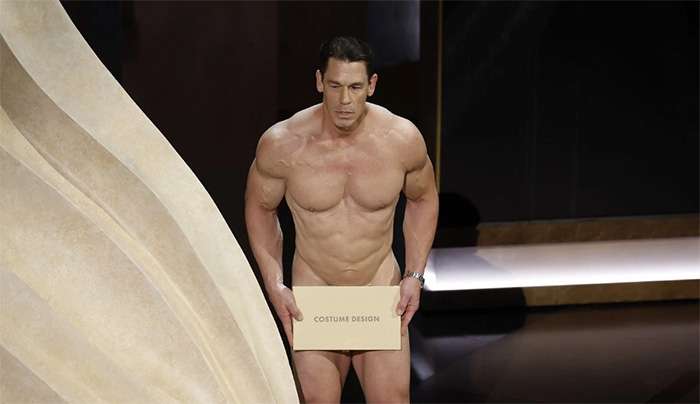 Όσκαρ 2024: Ο Τζον Σίνα εμφανίστηκε γυμνός στη σκηνή για να δώσει το βραβείο καλύτερων κοστουμιών Δείτε το βίντεο
