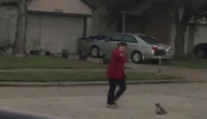 Σοκαριστικό βίντεο! Σέρνει κουταβάκι στη μέση του δρόμου (Βίντεο)