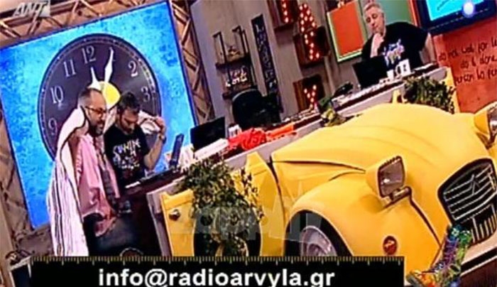Ράδιο Αρβύλα: Απουσίαζε ο Αντώνης Κανάκης από την έναρξη της εκπομπής (Video)