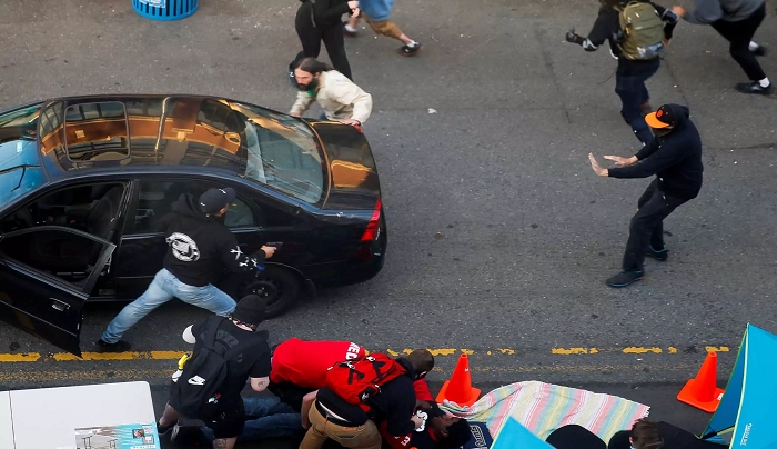 Τρόμος στο Σιάτλ: Οδηγός έπεσε με το αυτοκίνητο πάνω στο πλήθος κι έβγαλε πιστόλι