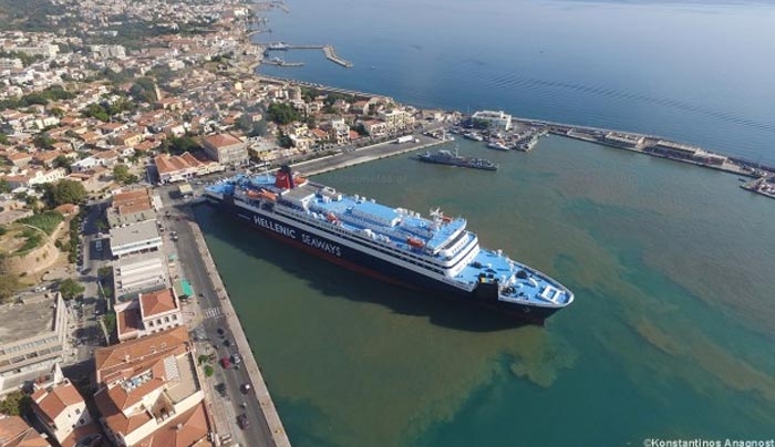 Χίος: Η μανούβρα του πλοίου &#039;&#039;Νήσος Ρόδος&#039;&#039; στο λιμάνι (Βίντεο)!
