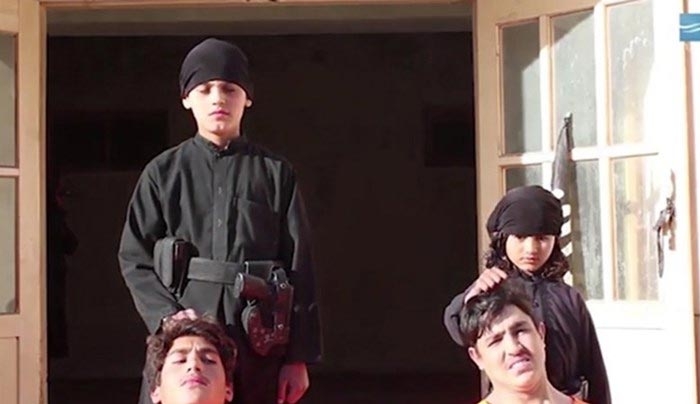 Βίντεο-προπαγάνδα από τον ISIS: Παιδιά εκτελούν εν ψυχρώ αιχμαλώτους - ΒΙΝΤΕΟ