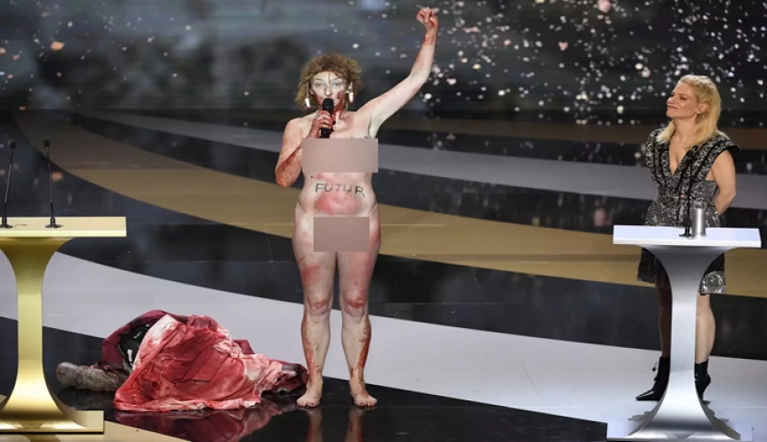 Χαμός στα Βραβεία Σεζάρ: Γυμνή στη σκηνή η Κορίν Μαζιερό (pics)