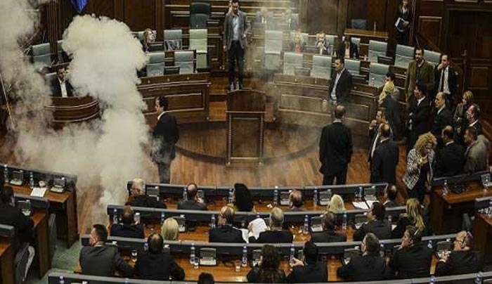 Σερβία: Σε...γήπεδο μετέτρεψαν το κοινοβούλιο