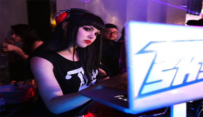 Λατινοαμερικάνα Dj που μιξάρει με τον πιο sexy τρόπο και εμφάνιση!