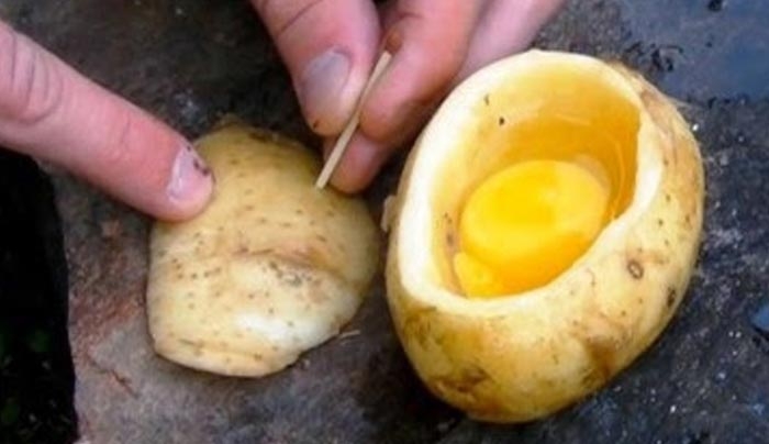 Πήρε μια πατάτα και έβαλε μέσα σε αυτήν ένα αυγό – Ο λόγος; Καταπληκτικός! (Βίντεο)