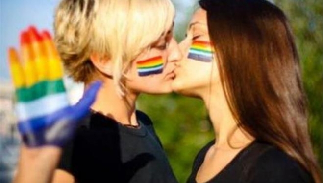 Σάλος στην Ιταλία με το «λογοκριμένο» λεσβιακό φιλί στο Facebook