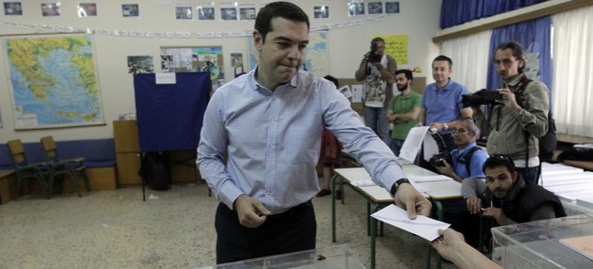 Γιατί ο Tσίπρας σαλιώνει το φάκελο με το ψηφοδέλτιο πριν το ρίξει στην κάλπη; [εικόνα&amp;βίντεο]