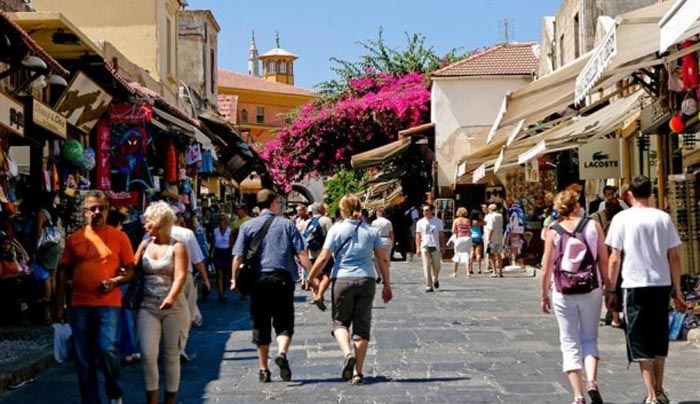 Γι’ αυτό μειώνονται οι ταξιδιωτικές εισπράξεις στην Ελλάδα
