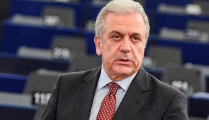 Αβραμόπουλος: "Δεν υπάρχει κανένα σχέδιο δημιουργίας στρατοπέδων προσφύγων στα νησιά"