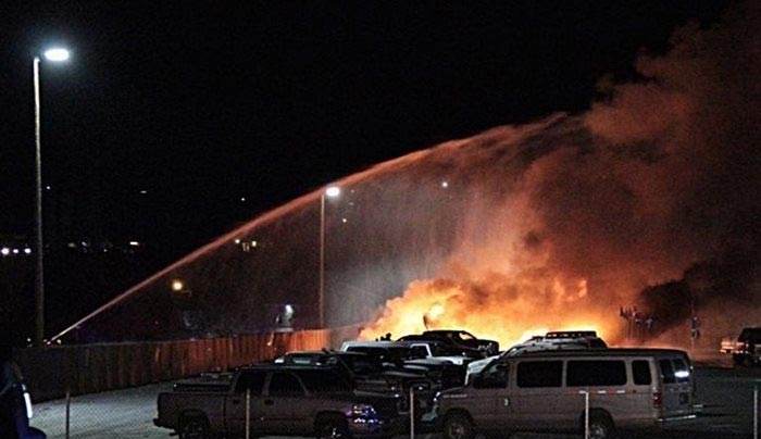 Κόλαση φωτιάς από αεροπλάνο που συνετρίβη μέσα σε πόλη στις ΗΠΑ (βίντεο)