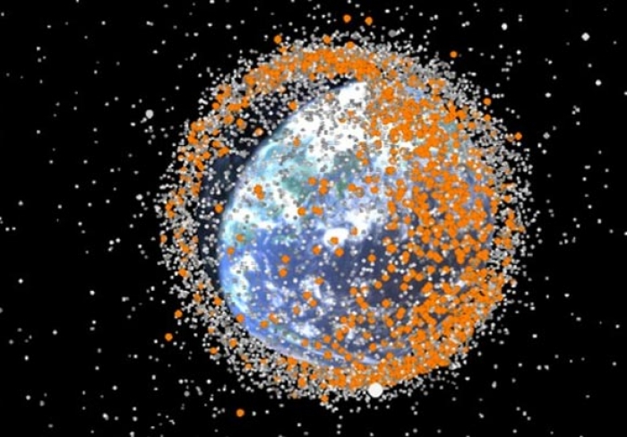 Δείτε σε 60 δευτερόλεπτα πώς ο άνθρωπος γέμισε «διαστημικά σκουπίδια» γύρω από τη Γη (βίντεο)