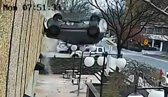 Η σοκαριστική στιγμή που 23χρονη πέφτει με το αυτοκίνητο από το πάρκινγκ 4ου ορόφου (Βίντεο)