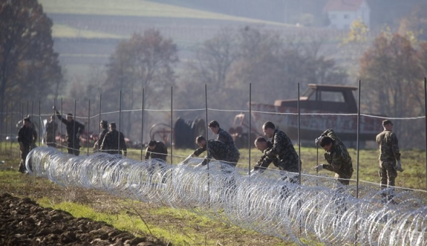 Σλοβενία: Επιμένει στη σκληρή στάση - Ενισχύει τον φράκτη για να μην περνούν μετανάστες