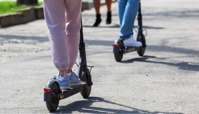 Αυστηροποιούνται οι κανόνες για τα ηλεκτρικά πατίνια – τι αλλάζει και γιατί η ασφάλιση μπαίνει πλέον στη συζήτηση