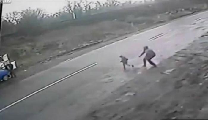 Βίντεο σοκ: Ηρωικός πατέρας σώζει τον μικρό γιό του από βέβαιο θάνατο (Βίντεο)