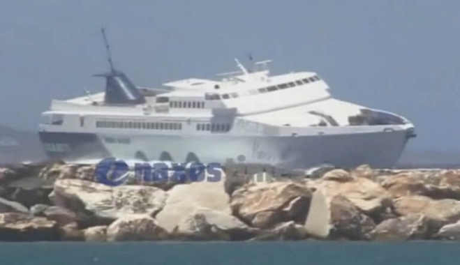 Νάξος: Έγειρε το «Paros Jet» στα μανιασμένα κύματα – Η μάχη των 9 μποφόρ που καθηλώνει – video