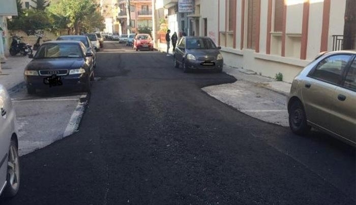 Απίστευτο και όμως... ελληνικό: Ασφαλτόστρωσαν δρόμο χωρίς να μετακινηθούν κάδοι ή αυτοκίνητα (φωτό)